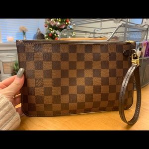 Louis Vuitton neverfull pouch